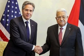 Ngoại trưởng Mỹ Antony Blinken (trái) trong cuộc gặp với Tổng thống Palestine Mahmoud Abbas (phải) tại Amman, Jordan, ngày 13/10/2023. (Ảnh: AFP/TTXVN)