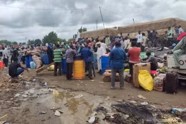Người tị nạn Sudan chờ để sơ tán sang Cộng hòa Chad tại thị trấn biên giới Gallabat ngày 3/8/2023. (Ảnh: AFP/TTXVN)