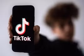 Các video về thuyết âm mưu, vô căn cứ thường được đăng trên TikTok để câu view. (Ảnh minh họa: AFP)
