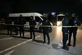 Cảnh sát phong tỏa lối vào nhà máy Procter & Gamble sau vụ tấn công bắt giữ con tin. (Ảnh: AFP)