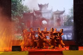 Chương trình biểu diễn nghệ thuật với chủ đề "Phố Hiến - Tinh hoa hội tụ và phát triển.” (Ảnh: Đinh Văn Nhiều/TTXVN)