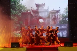 Chương trình biểu diễn nghệ thuật với chủ đề "Phố Hiến - Tinh hoa hội tụ và phát triển.” (Ảnh: Đinh Văn Nhiều/TTXVN)
