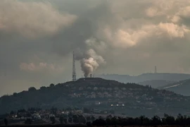 Khói bốc lên sau vụ tấn công của Phong trào Hezbollah nhằm vào một tiền đồn quân sự Israel ở Metulla, giáp với miền Nam Liban, ngày 17/11/2023. (Ảnh: AFP/TTXVN)