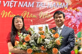 Tổng Lãnh sự Lưu Xuân Đồng phát biểu và thay mặt Đại sứ quán trao lãng hoa của Đại sứ Vũ Quang Minh chúc mừng đại hội. (Ảnh: Phương Hoa/TTXVN)