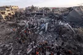 Cảnh đổ nát sau vụ không kích của Israel xuống thành phố Rafah, miền Nam Dải Gaza ngày 24/1/2024. (Ảnh: AFP/TTXVN)