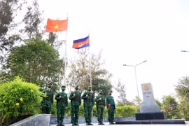 Các chiến sỹ biên phòng làm nhiệm vụ tại Cột mốc biên giới Việt Nam-Campuchia. (Ảnh: Hồng Đạt/TTXVN)