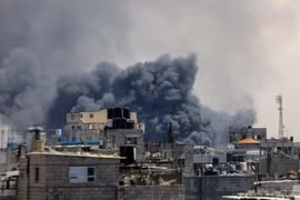 Khói bốc lên sau cuộc không kích trong xung đột Hamas-Israel tại Rafah, Dải Gaza, ngày 7/5/2024. (Ảnh: THX/TTXVN)