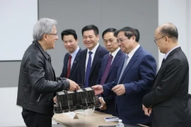 Chủ tịch và đồng sáng lập của NVIDIA Jensen Huang giới thiệu với Thủ tướng Phạm Minh Chính sản phẩm của NVIDIA. (Ảnh: Dương Giang/TTXVN)