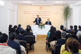 Thủ tướng Phạm Minh Chính cùng Phu nhân gặp gỡ cán bộ, nhân viên Đại sứ quán và đại diện cộng đồng người Việt Nam ở Romania. (Ảnh: Dương Giang/TTXVN)