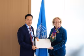 Đại sứ Mai Phan Dũng và Tổng giám đốc Văn phòng Liên hợp quốc tại Geneva - bà Tatiana Valovayab. (Nguồn: Anh Hiển/TTXVN)