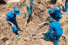 Tìm kiếm, quy tập hài cốt liệt sỹ. (Ảnh minh họa: TTXVN phát)