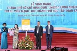Lễ trao chứng nhận của UNESCO cho Thành phố Hồ Chí Minh là thành viên mạng lưới thành phố học tập toàn cầu. (Ảnh: Thu Hương/TTXVN)