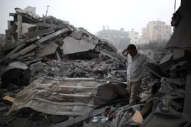 Cảnh đổ nát sau không kích của Israel xuống trại tị nạn Maghazi ở Dải Gaza, ngày 4/4/2024. (Ảnh: THX/TTXVN)