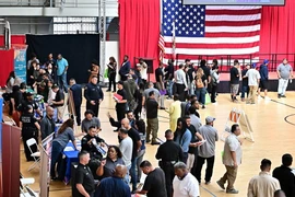 Người lao động xin việc tại hội chợ việc làm ở Los Angeles, bang California, Mỹ ngày 2/11/2023. (Ảnh: AFP/TTXVN)