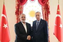 Tổng thống Thổ Nhĩ Kỳ Recep Tayyip Erdogan (phải) và thủ lĩnh Phong trào Hồi giáo Hamas Ismail Haniyeh tại cuộc gặp ở Istanbul, Thổ Nhĩ Kỳ, ngày 20/4/2024. (Ảnh: AFP/TTXVN)