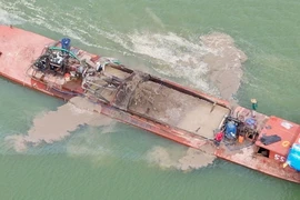 Tình trạng bơm, hút cát diễn ra rầm rộ trên sông Hồng. (Ảnh: Hoài Nam/TTXVN)