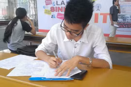 Thí sinh làm thủ tục rút hồ sơ tại Học viện Công nghệ Bưu chính Viễn thông. (Ảnh: PM/Vietnam+)