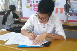 Thí sinh làm thủ tục rút hồ sơ tại Học viện Công nghệ Bưu chính Viễn thông. (Ảnh: PM/Vietnam+)
