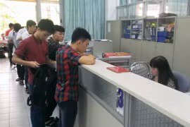 Thí sinh xếp hàng xin rút hồ sơ tại Đại học Bách khoa Hà Nội sáng 14/8. (Ảnh: Phạm Mai/Vietnam+)