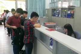 Thí sinh xếp hàng xin rút hồ sơ tại Đại học Bách khoa Hà Nội sáng 14/8. (Ảnh: Phạm Mai/Vietnam+)