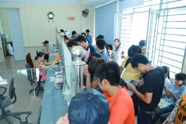 Thí sinh chờ đợi làm thủ tục tại Đại học Công nghiệp Hà Nội. (Ảnh: Lê Minh Sơn/Vietnam+)