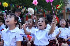 Học sinh chỉ đóng bảo hiểm y tế 6 tháng một lần. (Ảnh: TTXVN)