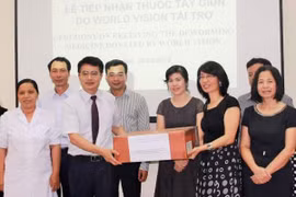 Tổ chức Tầm nhìn thế giới trao thuốc tẩy giun cho đại diện Viện Sốt rét, ký sinh trùng và côn trùng Trung ương. (Ảnh: BTC)