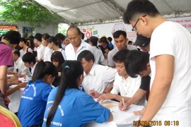 Thí sinh chen nhau làm thủ tục tại Học viện Bưu chính viễn thông sáng 20/8. (Ảnh: Phạm Mai/Vietnam+)