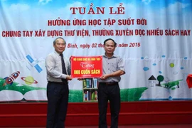 Thứ trưởng Nguyễn Vinh Hiển trao tặng 800 quyển sách cho Trường Trung học cơ sở Quỳnh Hồng, thị trấn Quỳnh Côi, huyện Quỳnh Phụ. (Ảnh: Quý Trung/TTXVN)