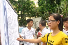Thí sinh xem điểm trúng tuyển dự kiến tại Đại học Kinh tế quốc dân. (Ảnh: Phạm Mai/Vietnam+)