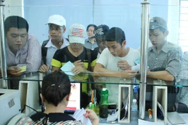 Thí sinh làm thủ tục xét tuyển tại Đại học Công nghiệp Hà Nội. (Ảnh: Lê Minh Sơn/Vietnam+)