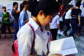 Tranh thủ ôn bài trước khi vào phòng thi. (Ảnh: PV/Vietnam+)