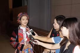 Cô giáo Lò Thị Dinh trả lời phỏng vấn báo chí bên lề đại hội thi đua yêu nước ngành giáo dục lần thứ 6. (Ảnh: CTV/Vietnam+)