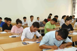 Thí sinh căng thẳng dự thi trung học phổ thông quôc gia dưới điều kiện thời tiết nắng kỷ lục. (Ảnh: TTXVN)