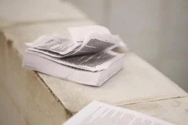 Phao thi thí sinh bỏ lại sau giờ thi môn Lịch sử. (Ảnh: Lê Minh Sơn/Vietnam+)