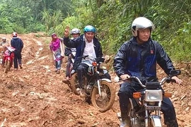 Những cung đường kinh hoàng của giáo viên cắm bản. (Ảnh: CTV/Vietnam+)