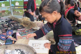 Học sinh nữ học vẽ và học thêu. (Ảnh: PM/Vietnam+)