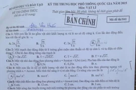 Đề thi môn Vật lý. (Ảnh: Lê Minh Sơn/Vietnam+)
