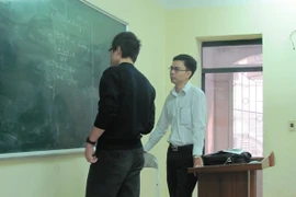 Giờ học của thầy và trò trường Trung học phổ thông chuyên Khoa học Tự nhiên. (Ảnh: PM/Vietnam+)