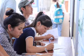 Thí sinh làm thủ tục rút hồ sơ tại Đại học Công nghiệp Hà Nội. (Ảnh: Lê Minh Sơn/Vietnam+)