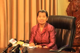 Phó Thủ tướng Campuchia trả lời phỏng vấn của CQTT Phnom Penh. (Ảnh: Nhóm phóng viên Cơ quan thường trú TTXVN tại Campuchia)