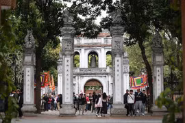 Văn Miếu Quốc Tử Giám là điểm tham quan thu hút rất đông du khách quốc tế. (Ảnh: Trọng Đạt/TTXVN)