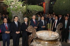 Tổng Bí thư, Chủ tịch nước Nguyễn Phú Trọng và các đại biểu dâng hương tại đền Quán Thánh, quận Ba Đình. (Ảnh: Trí Dũng/TTXVN)