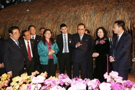 Đoàn đại biểu Đảng Lao động Triều Tiên đến thăm mô hình vườn ươm, trồng hoa lan của Hợp tác xã Đan Hoài, huyện Đan Phượng, Hà Nội. (Ảnh: Dương Giang/TTXVN)