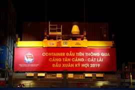 Chuyến hàng đầu xuân Kỷ Hợi 2019 tại cảng Cát Lái đêm Giao thừa. (Ảnh:Hoàng Hải/TTXVN)