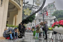 Các phóng viên chờ đón Chủ tịch Triều Tiên Kim Jong-un tại khu vực Quảng trường Cách mạng tháng 8. (Ảnh: Thanh Tùng/TTXVN)