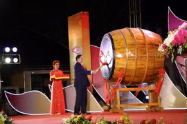 Bí thư Tỉnh ủy Hải Dương Nguyễn Mạnh Hiển gióng trống Khai hội mùa Xuân Côn Sơn-Kiếp Bạc 2019. (Ảnh: Mạnh Tú/TTXVN)