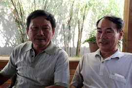 Hai cựu chiến binh Đào Thanh Hóa và Nguyễn Phước Hào kể lại những ngày bảo vệ biên giới phía Bắc năm 1979. (Ảnh: Lê Sen/TTXVN)