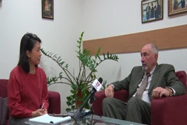 Giáo sư Georgi Tolora trả lời phỏng vấn phóng viên TTXVN. (Ảnh do cơ quan thường trú TTXVN tại Moskva cung cấp)