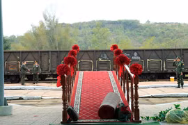 Lối vào nhà ga đang hoàn tất các công việc cuối cùng chuẩn bị cho lễ đón. (Ảnh: Nhan Sáng/TTXVN)